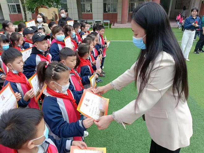 童心向党好少年 劳动技能促成长——潢川县迎宾路小学开展第二届五一劳动技能大赛活动(图8)