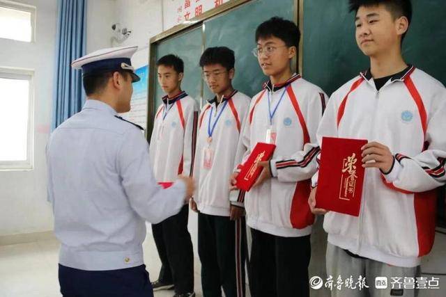 自古英雄出少年！泰安5名学生火灾中见义勇为，消防颁发凯发备用网址的荣誉证书(图2)