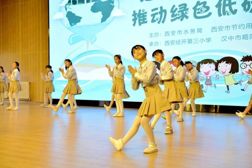 孩子们在表演节水歌