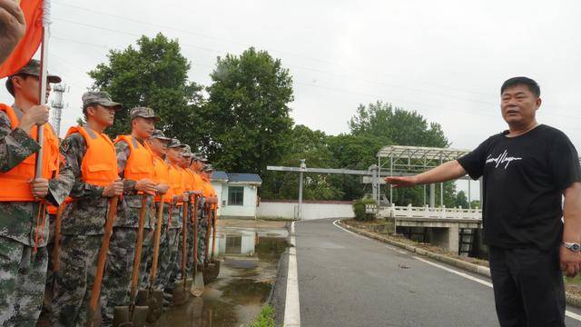 抗洪排涝中牺牲的4位烈士事迹牌更新，加入了**党员身份、荣誉称号(图3)